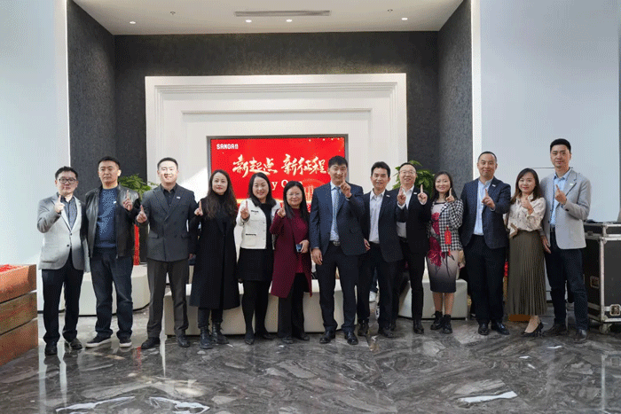 杜總攜各事業(yè)部負(fù)責(zé)人合影