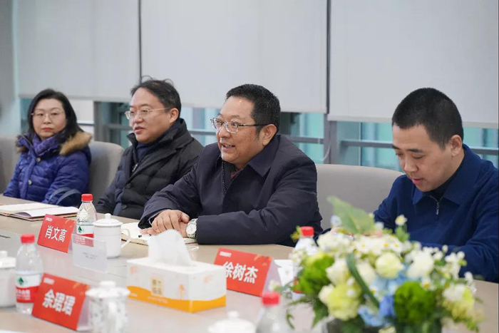 認真傾聽下一步發(fā)展訴求和對政府服務(wù)的意見建議